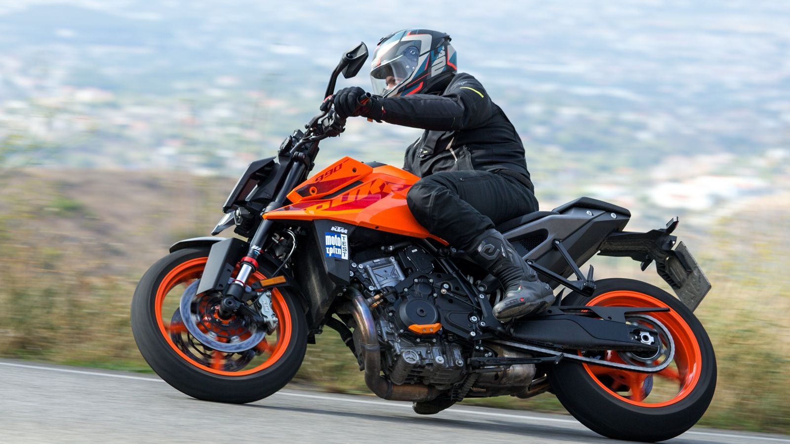 Το μυαλό του 990 βρίσκεται πάντα σε φιδίσιες διαδρομές και στριφτερά περάσματα, εκεί όπου ο κοφτερός χειρισμός του διασαλεύει την ανιαρή σου καθημεριν