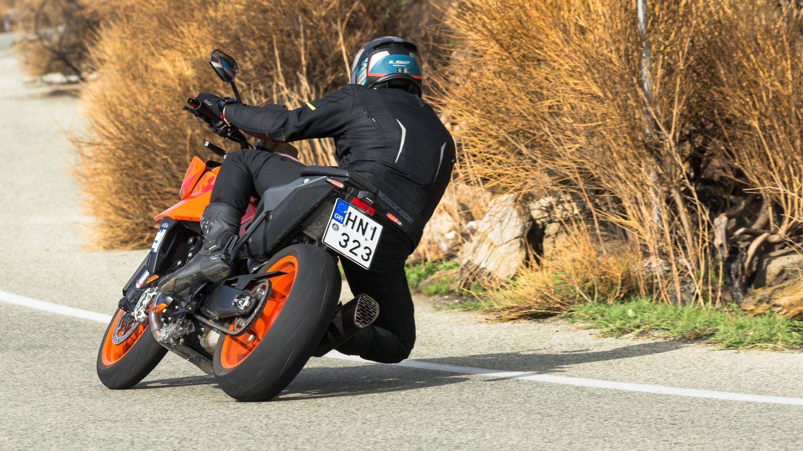 Η συμπεριφορά του 990 παραπέμπει άμεσα στο μεγαλύτερο Δούκα και αυτή είναι η μεγαλύτερη διαφορά του σε σχέση με το 890.