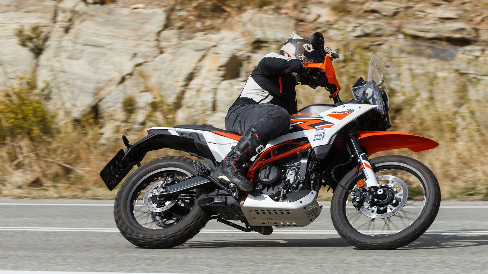 Οι επιταχύνσεις από στάση -0-100 σε 6,1-είναι εφάμιλλες με τον προκάτοχο του, αλλά στις ενδιάμεσες ρεπρίζ 60-120 με 4 σχέση αντικατοπτρίζεται η πραγμα