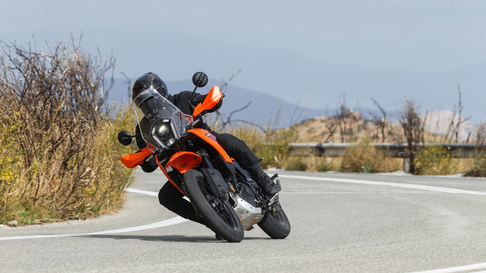  Ξεκινώντας από τη θέση οδήγησης, η εργονομία του Χ είναι πιο καθημερινή και στρωτή με αυτή του R να φωνάζει εκ του προοιμίου χώμα, χωρίς ωστόσο να αφ