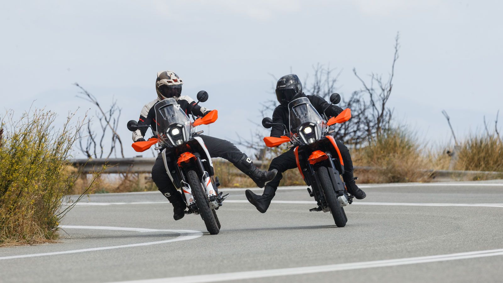 Στον αστερισμό των adventure, τα νέα σκληροτράχηλα 390 έρχονται με μεγάλους τροχούς, ψηλές αναρτήσεις, ροπάτο κινητήρα και Rally εμφάνιση δημιουργώντα