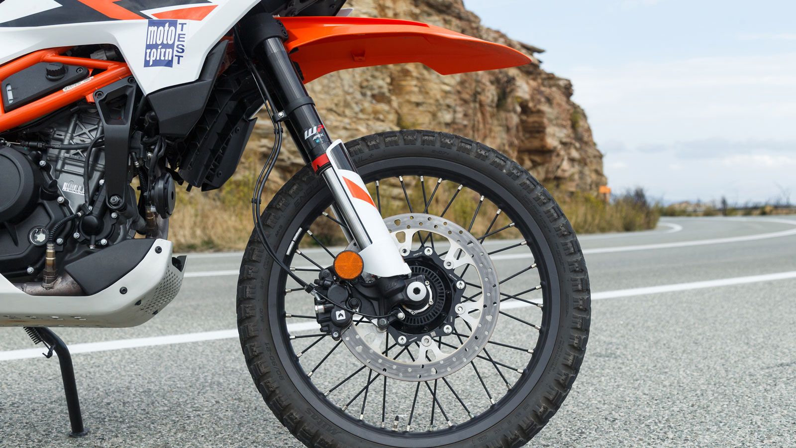 Το R έρχεται και με μεγαλύτερες διαδρομές ελατηρίων στα 230χιλ. έναντι 200χιλ. στο Χ.