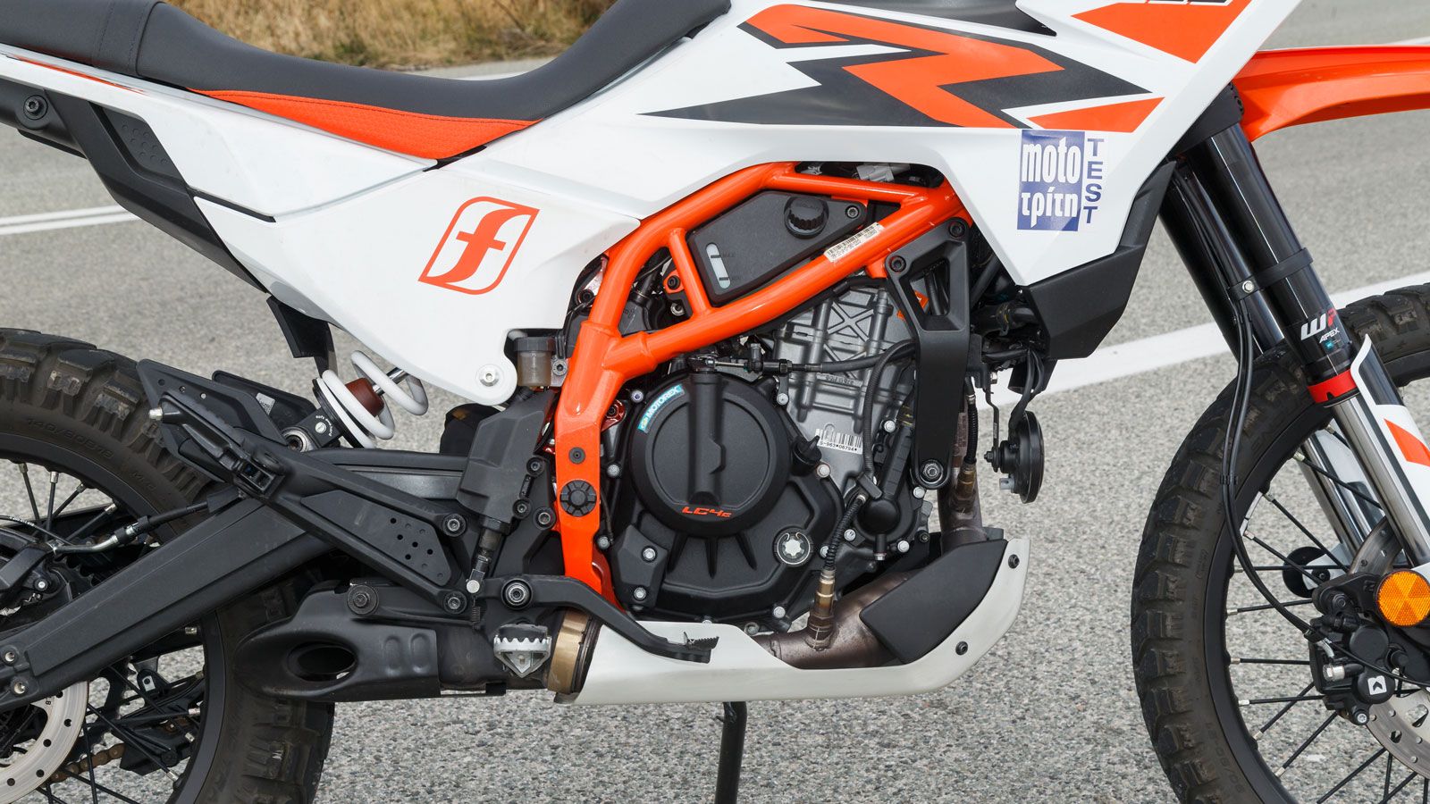 Το σύστημα τροφοδοσίας της Bosch έχει μεγαλύτερο σώμα ψεκασμού από τα 38 στα 46χιλ. και η ισχύς ελέγχεται μέσω Ride by Wire γκαζιού επιτρέποντας, στην