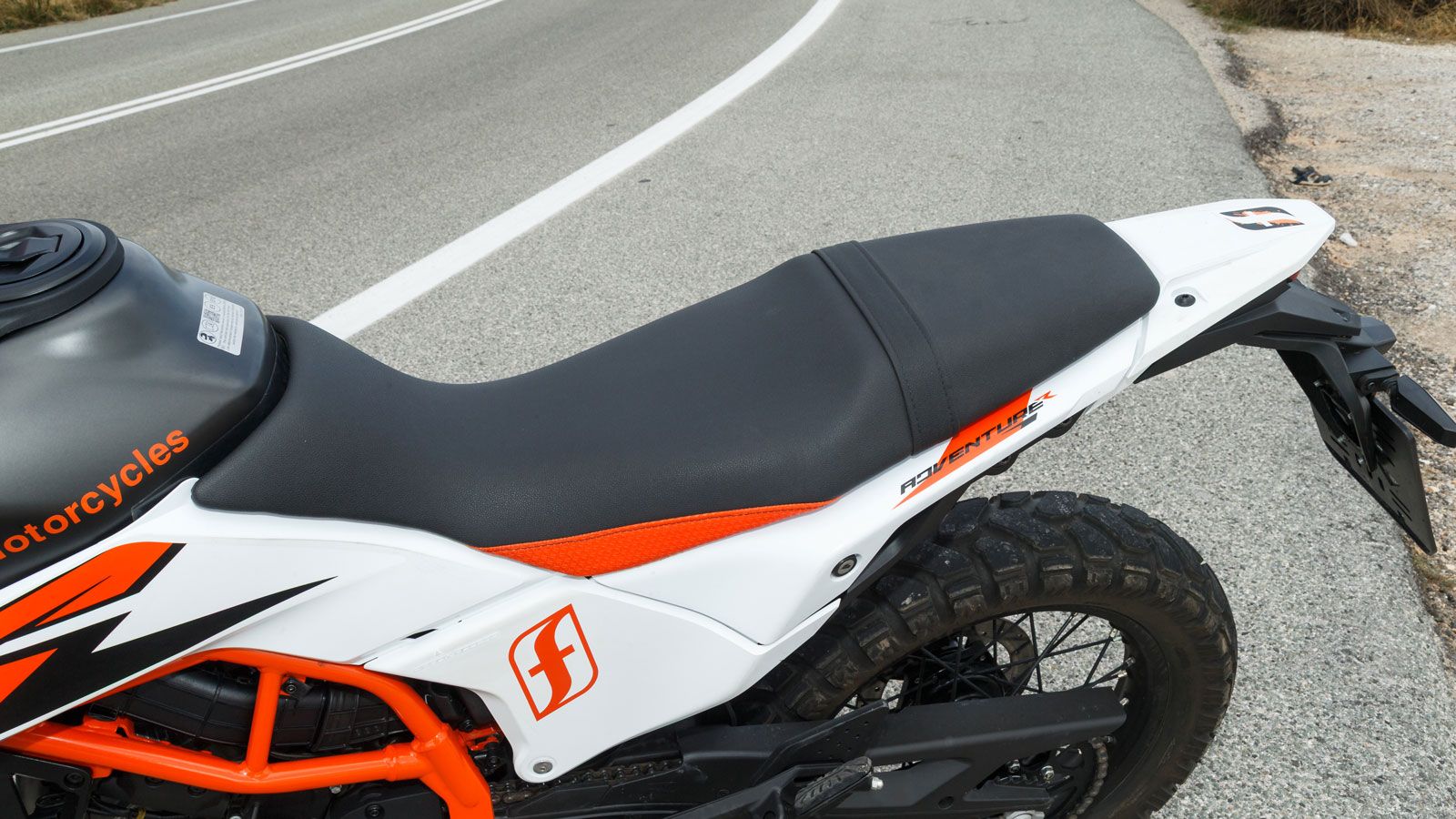 Η μονοκόμματη σέλα ταιριάζει απόλυτα στο Rally ύφος του νέου 390 και ανεξάρτητα από το μικρό πλάτος της, παρέχει ικανοποιητική στήριξη σε οδηγό και συ