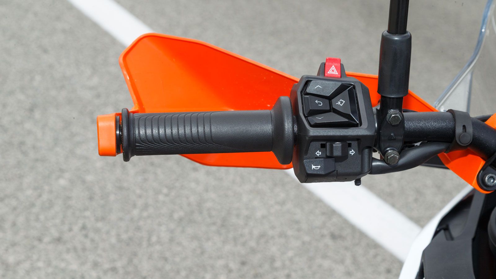 Η πρόσβαση σε πληροφορίες και ρυθμίσεις του μενού γίνεται από τους premium φωτιζόμενους διακόπτες 4 κατευθύνσεων, με τη διεπαφή τους να είναι απλή και