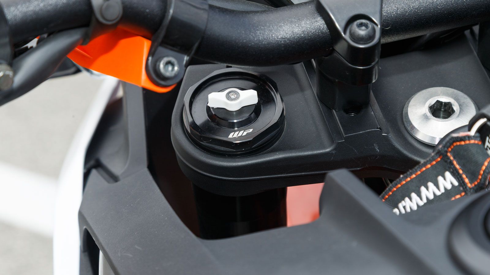 Η WP έχει αναλάβει το σετ αναρτήσεων αλλά με διαφορετικό προσανατολισμό σε κάθε έκδοση. 