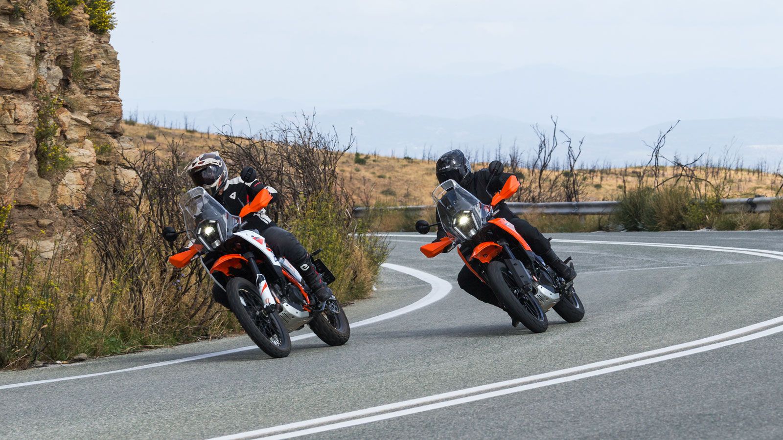  Μεγάλοι τροχοί 21-18 με ψηλές διαδρομές αναρτήσεων, ικανή απόσταση από το έδαφος και πλούσιος εξοπλισμός εκπληρώνουν τις πιο υψηλές προσδοκίες όσων α