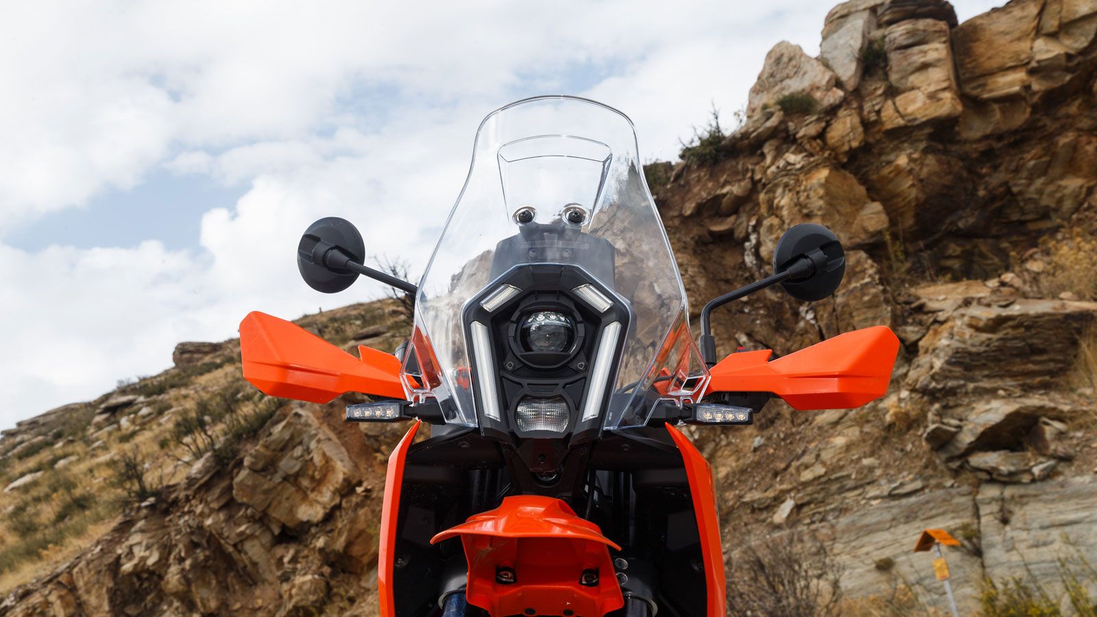 Τα αιχμηρά φέρινγκ με τις έντονες προεξοχές βρίσκονται σε άμεση σύνδεση με τις πλαϊνές προεκτάσεις της πολλά υποσχόμενης ζελατίνας «φουσκώνοντας» το μ