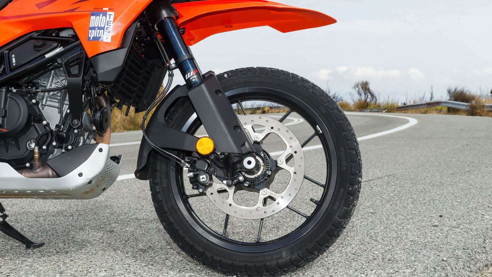 Στα φρένα οι δύο εκδόσεις μοιράζονται τις ίδιες λύσεις με δίσκο 320χιλ. και δίπίστονη δαγκάνα της Bybre εμπρός και δίσκο 240χιλ. με μονοπίστονη δαγκάν