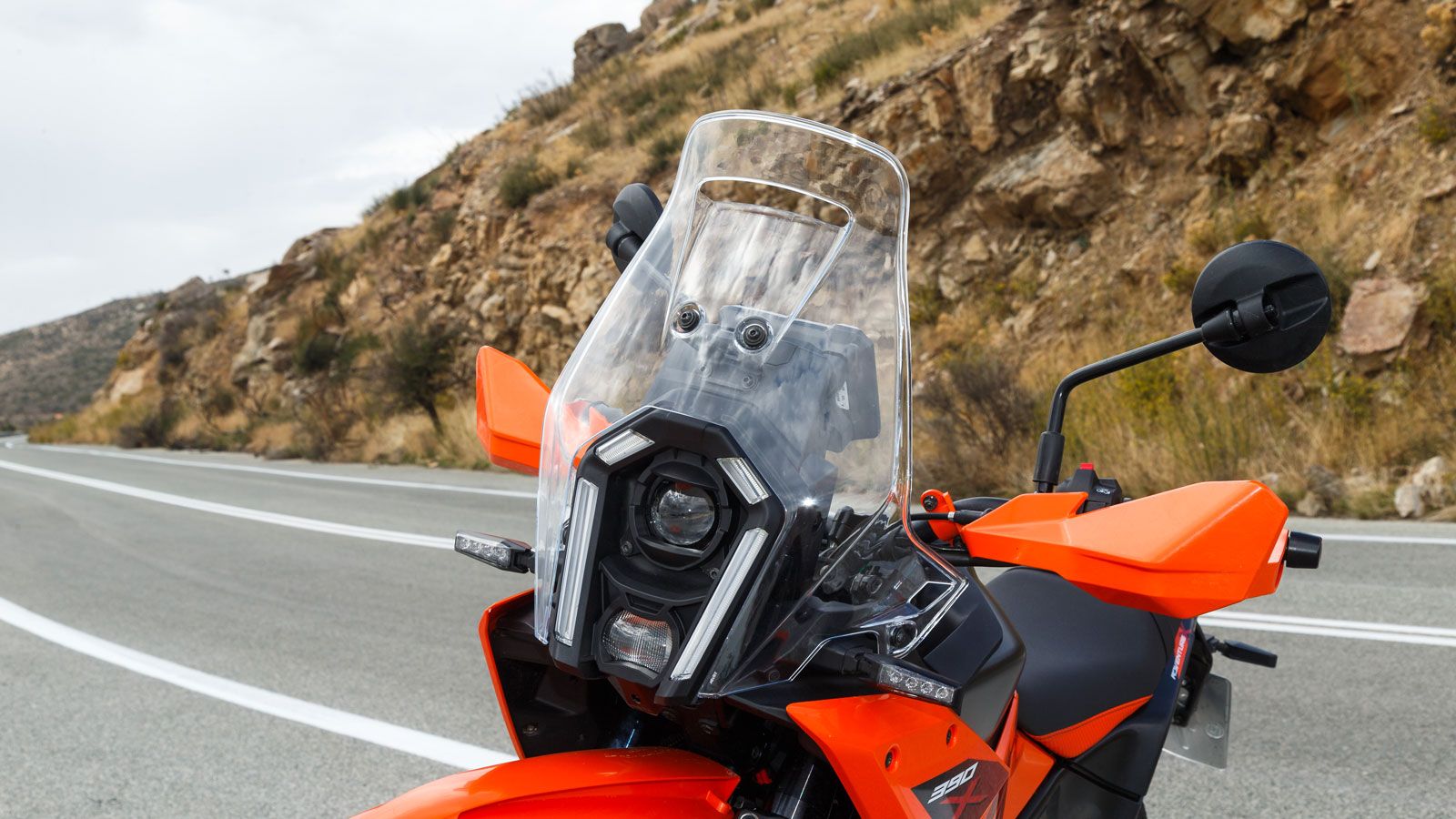 ηλή σιλουέτα με λεπτή μέση και μίνιμαλ ουρά δημιουργούν ένα ψαρωτικό σύνολο που μοιάζει ετοιμοπόλεμο για κάθε συνθήκη. Αυτό επικυρώνεται από τις χούφτ