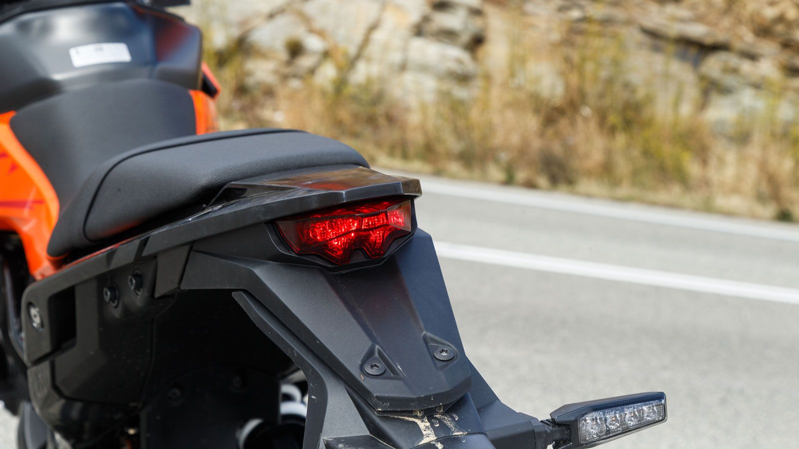 Παράλληλα αγκαλιάζουν σφιχτά το ρεζερβουάρ και εκτείνονται στο πίσω μέρος όντας φυσική συνέχεια της μονοκόμματης σέλας. 