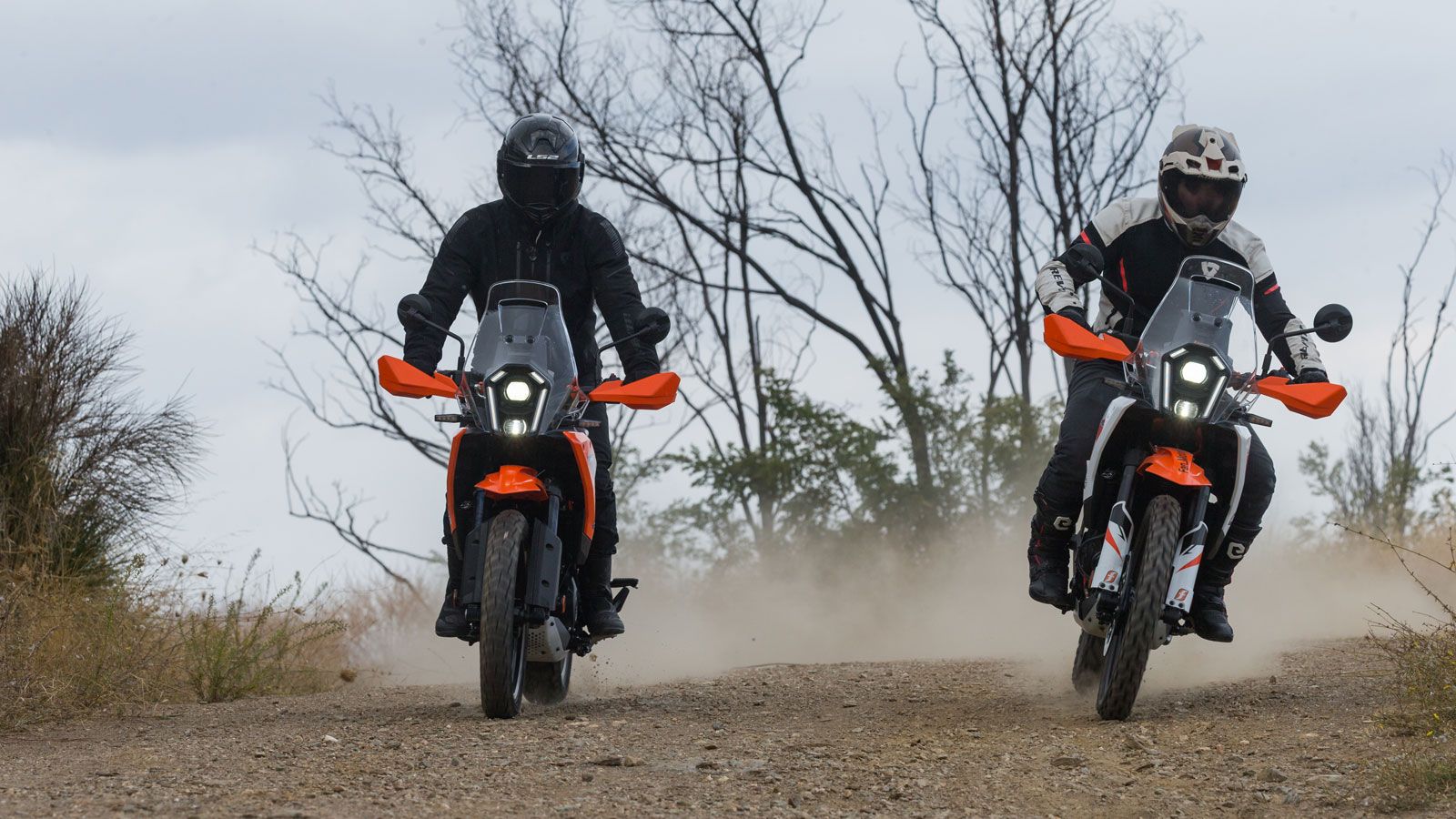 Το πίσω αμορτισέρ είναι πιο ενδοτικό στην πίεση και θα χρειαστεί να «παίξεις» με τα 20 κλικ της προφόρτισης ώστε να φτιάξεις κάτι πιο ισορροπημένο. 