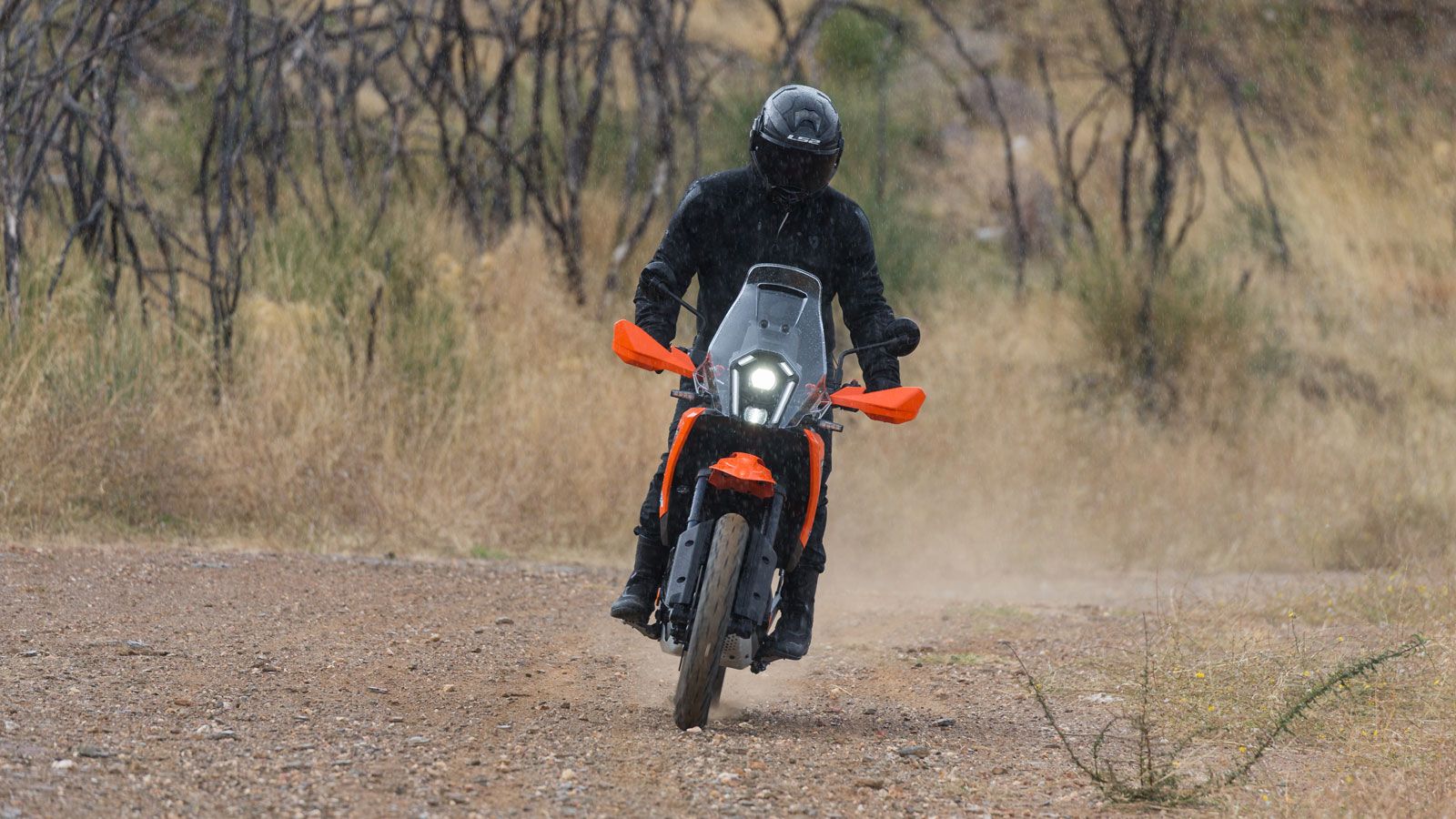 Ο κινητήρας μοιάζει να πνίγεται και σβήνει, κάτι που πιθανώς θα διορθωθεί με μια μελλοντική αναβάθμιση στο λογισμικό του ride-by-wire γκαζιού. 