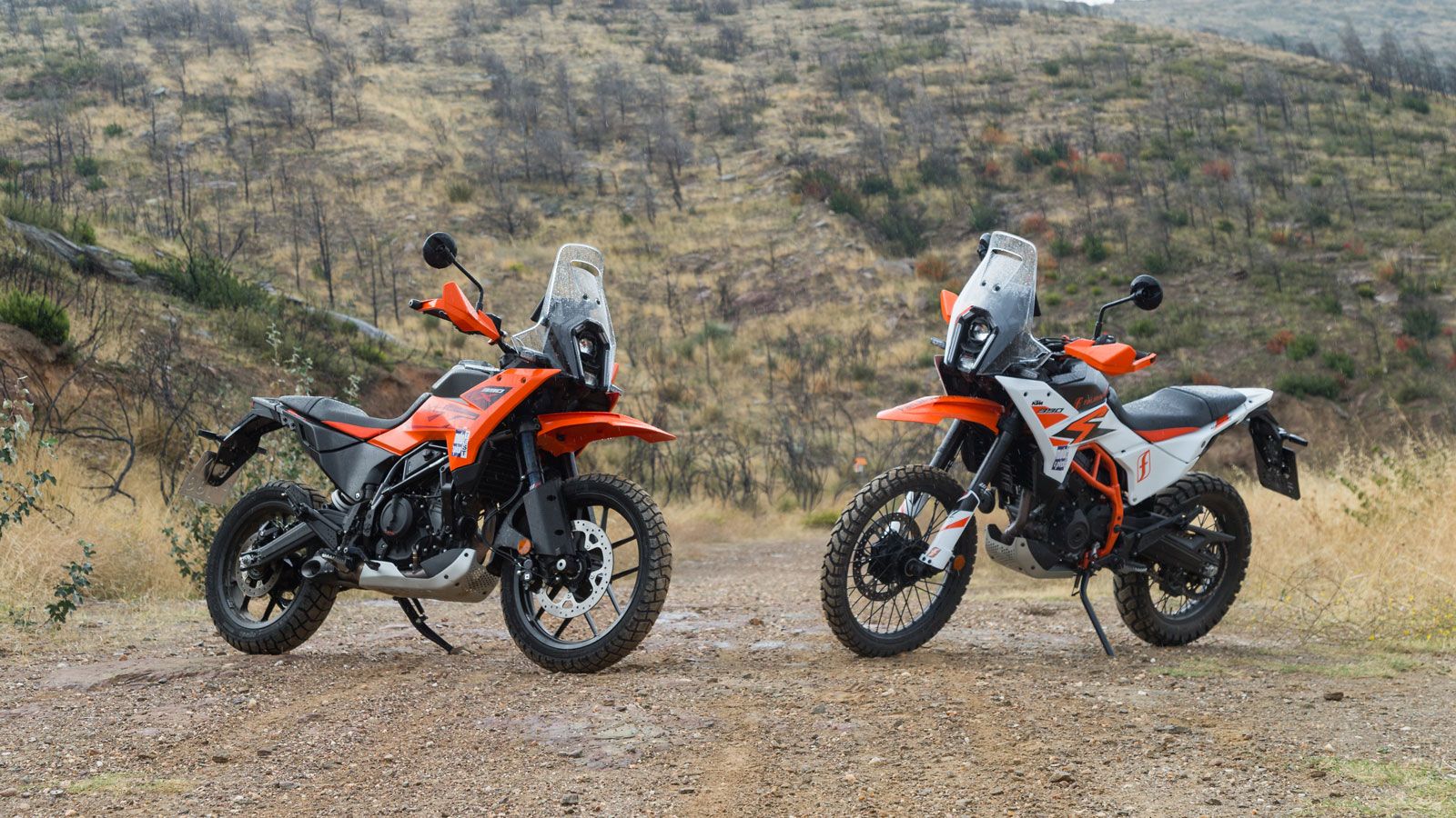 Δίδυμη ωρίμανση για το νέο 390 που πλέον είναι όσο πιο adventure γίνεται και όσο πιο adventure το θέλαμε. Με μεγάλες διαδρομές αναρτήσεων, βελτιωμένο 