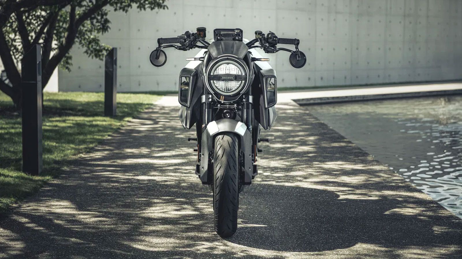 Κάτω από το carbon περίβλημά της, βρίσκεται ο LC8 δικύλινδρος V κινητήρας 1.350cc, που αποδίδει 189 ίππους και 145Nm ροπής . Συνδυάζει εκρηκτικές επιδ