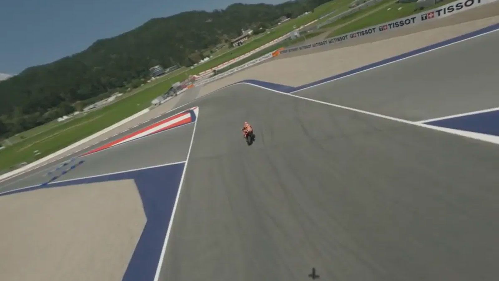 Όλα κρατούν μόνο τρία λεπτά, γιατί αυτή είναι η μέγιστη αυτονομία του drone σε τέτοια ταχύτητα — κι όμως αυτά τα τρία λεπτά είναι αρκετά για να 