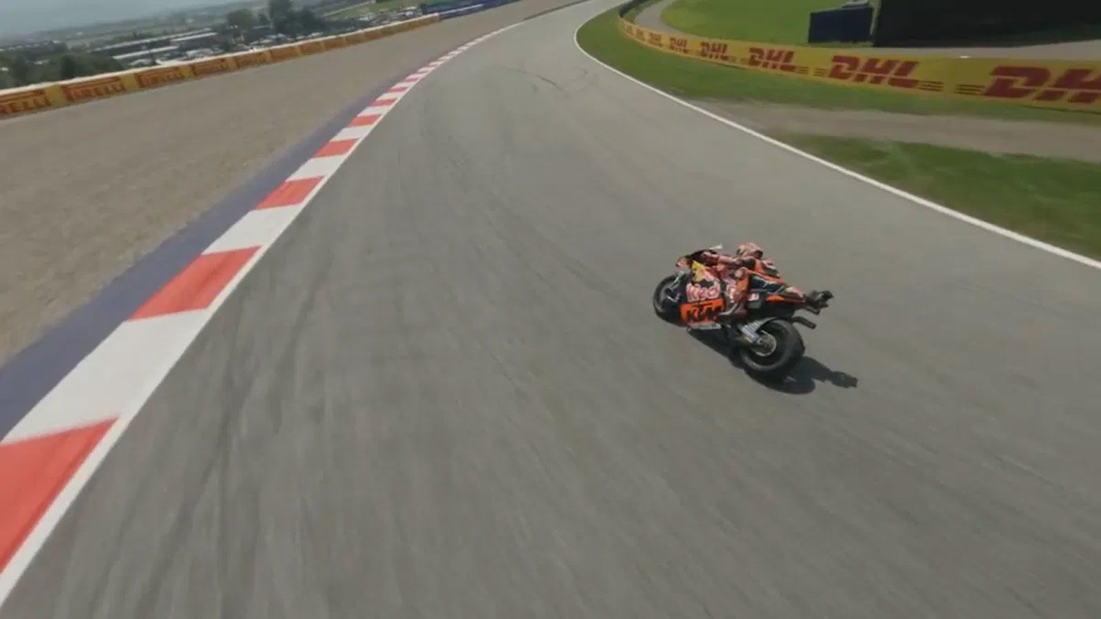 Ο Jonas Folger, πρώην αναβάτης MotoGP και πλέον δοκιμαστής της KTM, ανέλαβε το ρόλο του κυνηγημένου. Το Drone 1 της Red Bull ανέλαβε τον ρόλο του κυνη