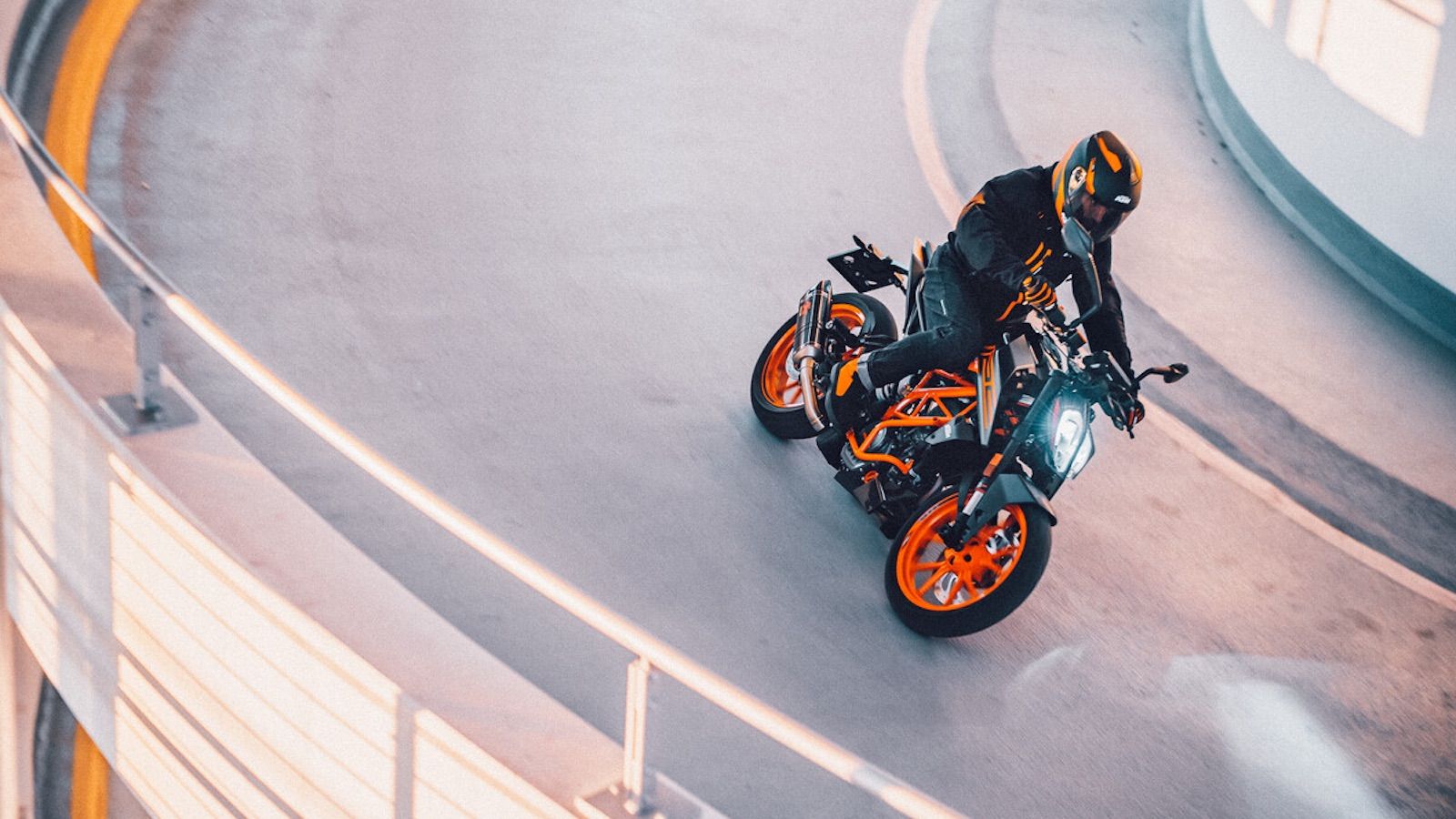 ΚΤΜ DUKE 125 MY23: Σκληροπυρηνικός Βενιαμίν σε νέα, μειωμένη τιμή