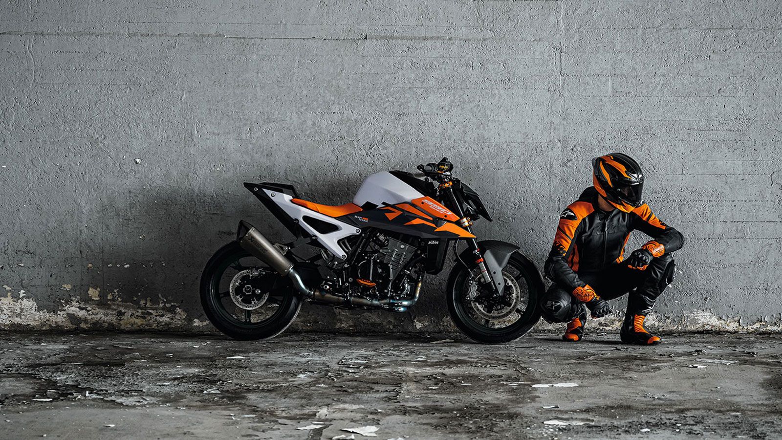 Οι δύο διαθέσιμοι χρωματισμοί, μαύρο και πορτοκαλί, τονίζουν τον επετειακό χαρακτήρα των 30 χρόνων DUKE και ολοκληρώνουν την εικόνα μιας μοτοσυκλέτας 