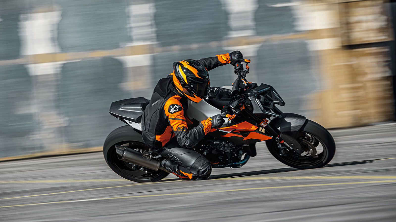 Η KTM 990 DUKE 2026 βασίζεται σε έναν ολοκαίνουργιο δικύλινδρο εν σειρά κινητήρα 947 cc, ο οποίος αποδίδει 123 ίππους και 10,5 kgm ροπής, τοποθετώντας
