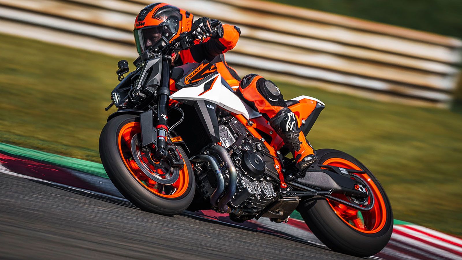 Η KTM 990 DUKE R 2026 φέρνει κορυφαίες νέες ρυθμίσεις από τη WP APEX. Εμπρός τοποθετείται πιρούνι WP APEX 48 πλήρως ρυθμιζόμενο σε συμπίεση, επαναφορά
