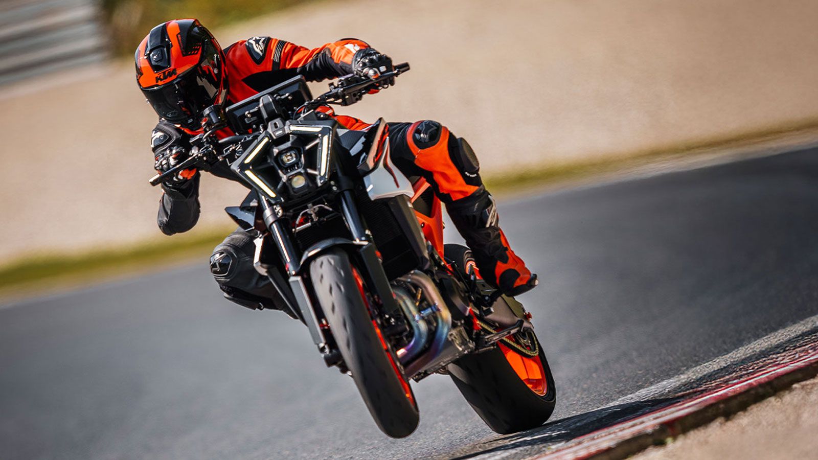 Με διαδρομές 143 mm μπροστά και 140 mm πίσω, η μοτοσυκλέτα στοχεύει σε κορυφαία σταθερότητα, ταχύτητα αλλαγής κλίσης και προοδευτική συμπεριφορά στο ό