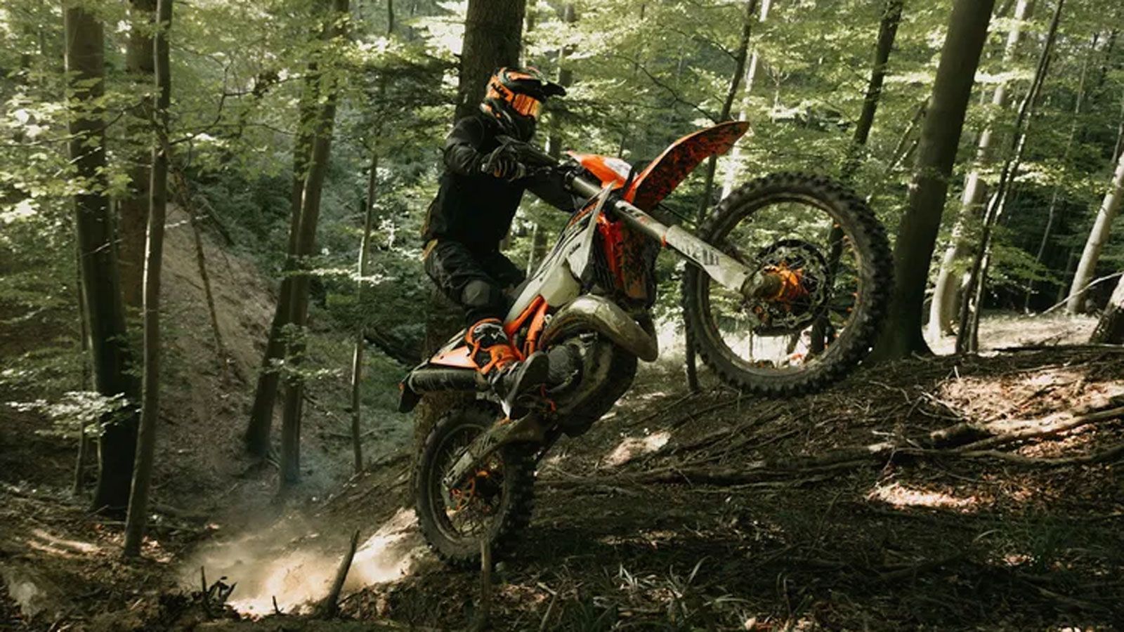 Η KTM παρουσιάζει την ανανεωμένη 300 EXC HARDENDURO 2026, παραμένοντας πιστή στο DNA του σκληρού enduro. 
