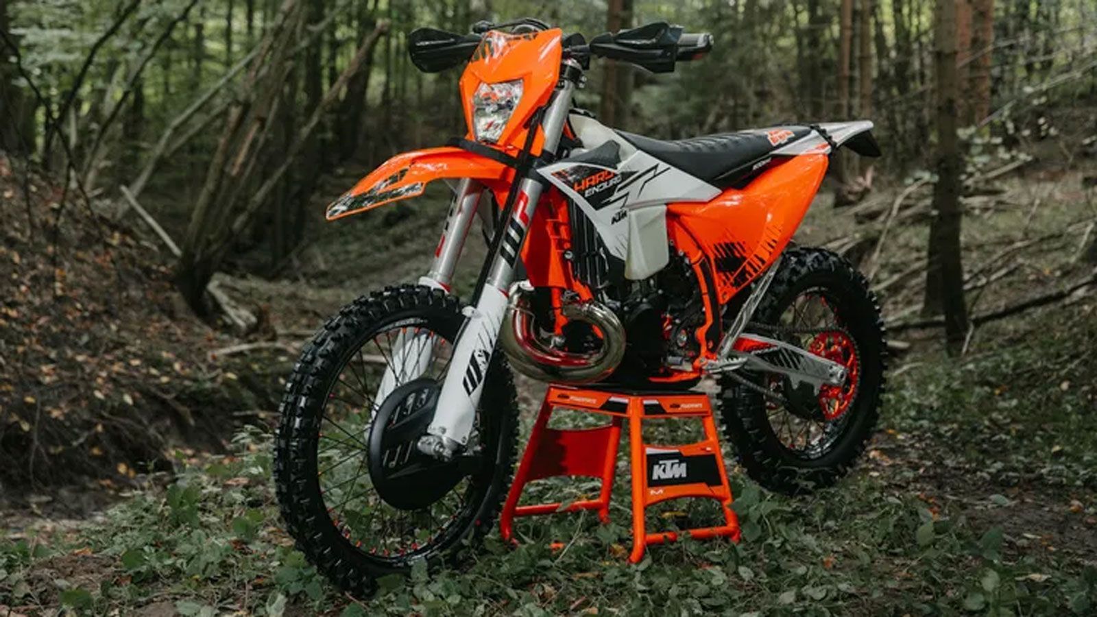  Η αισθητική παραπέμπει ξεκάθαρα στη φιλοσοφία «Ready to Race» που συνοδεύει κάθε KTM.