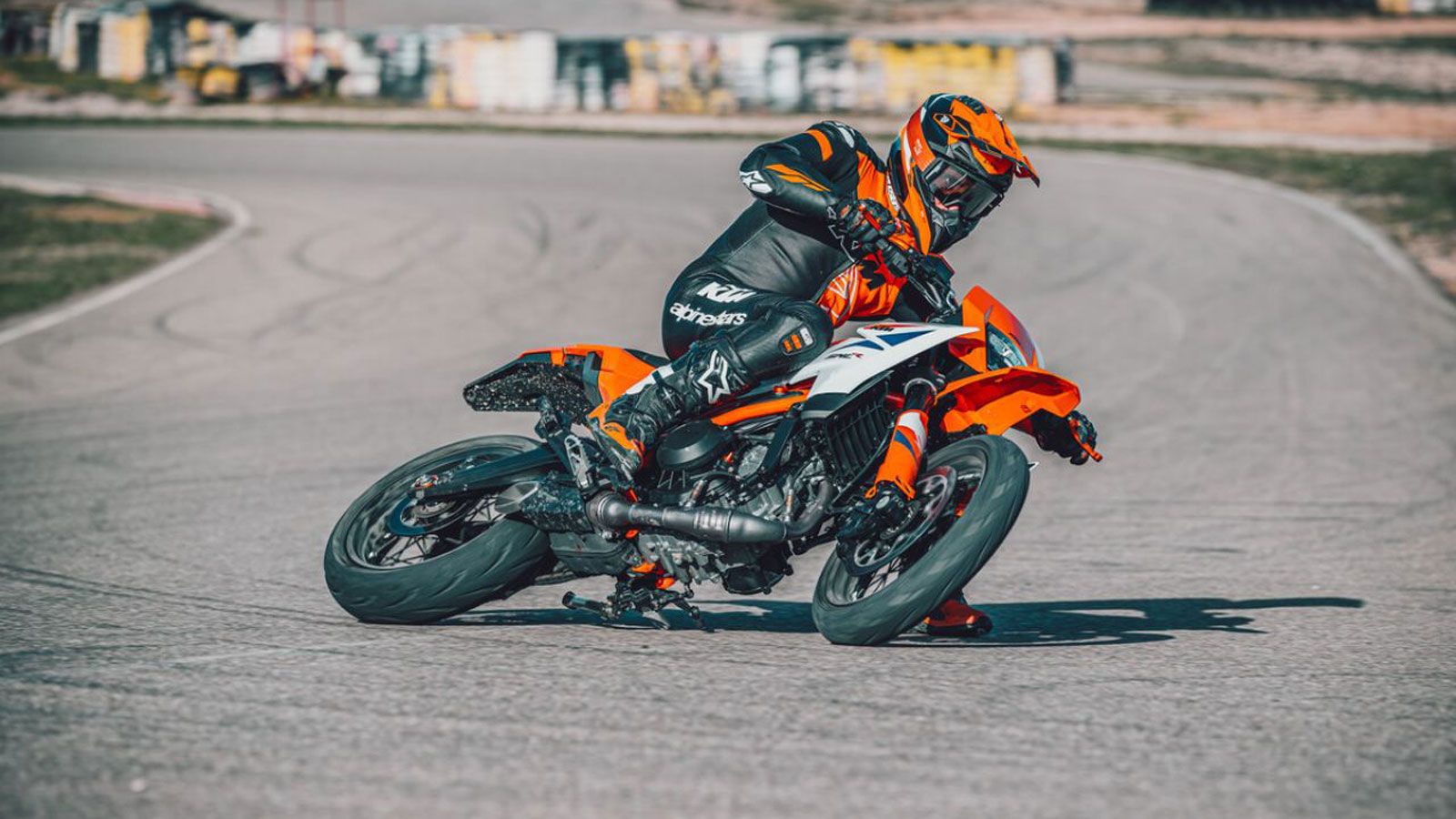 Η KTM 125 SMC R και η KTM 390 SMC R αποτελούν τις πιο «καυτές» επιλογές της KTM για τους φίλους του Supermoto.
