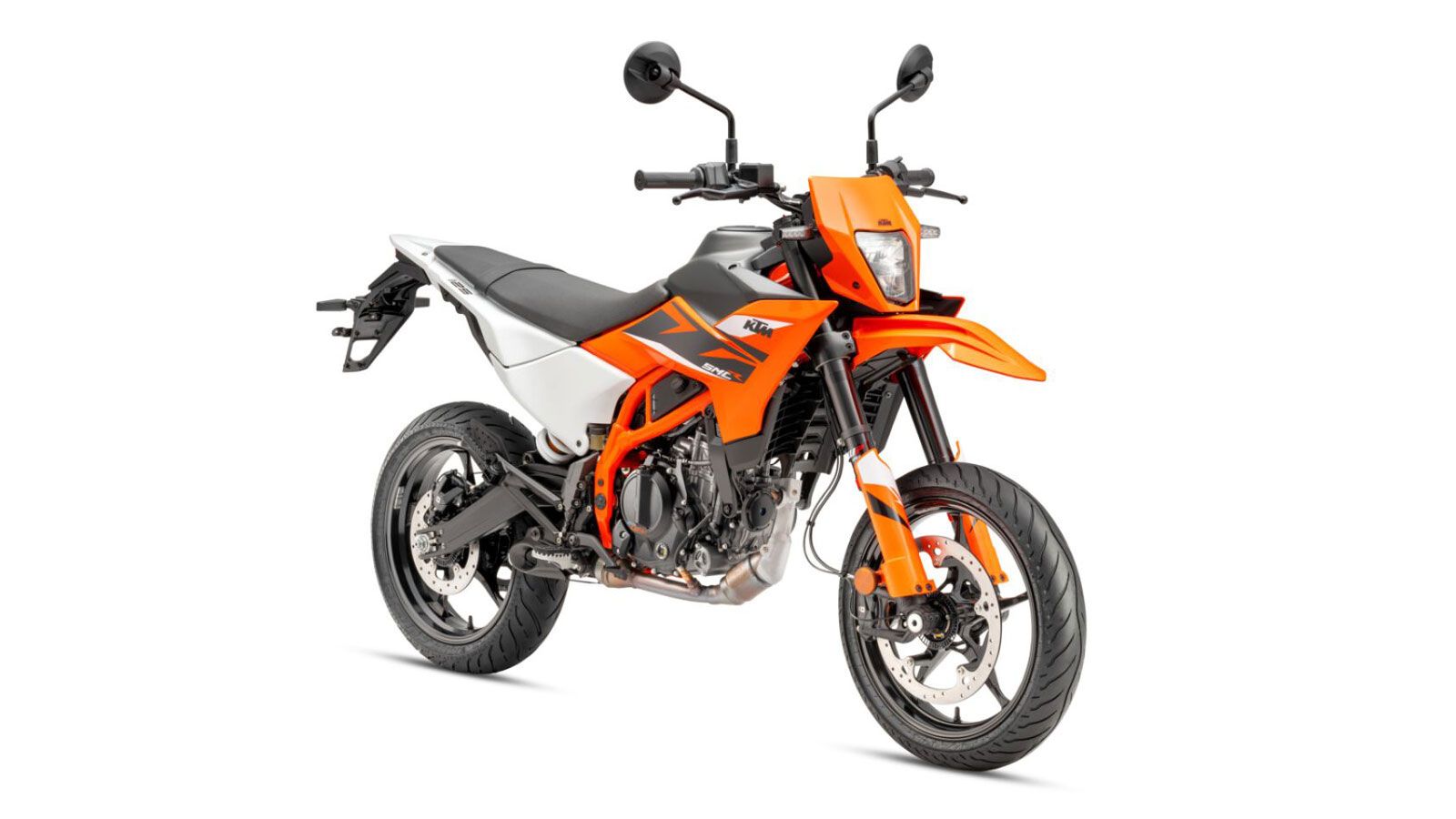 Με κοινή βάση τον μονοκύλινδρο κινητήρα, οι δύο εκδόσεις διαθέτουν 17άρες ζάντες, ελαστικά υψηλής πρόσφυσης, αναρτήσεις μακράς διαδρομής και πλήρες πα