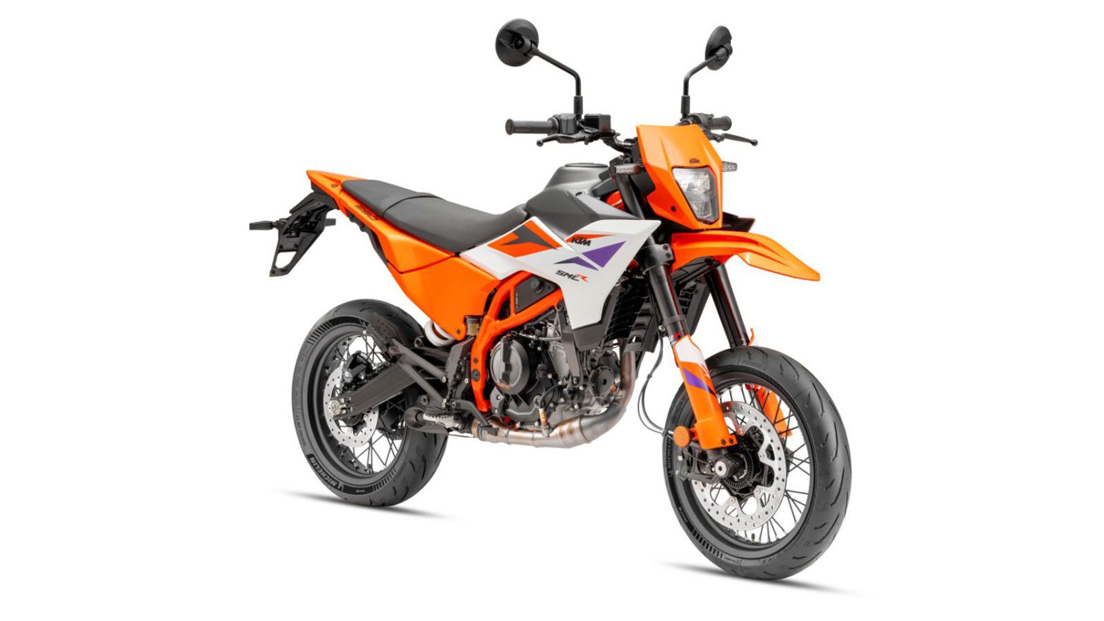 Η φιλοσοφία τους είναι ξεκάθαρη: προσφέρουν σπορ αίσθηση χωρίς να γίνονται απαιτητικές, ιδανικές για διασκέδαση μέσα στην πόλη ή σε πίστες Supermoto.