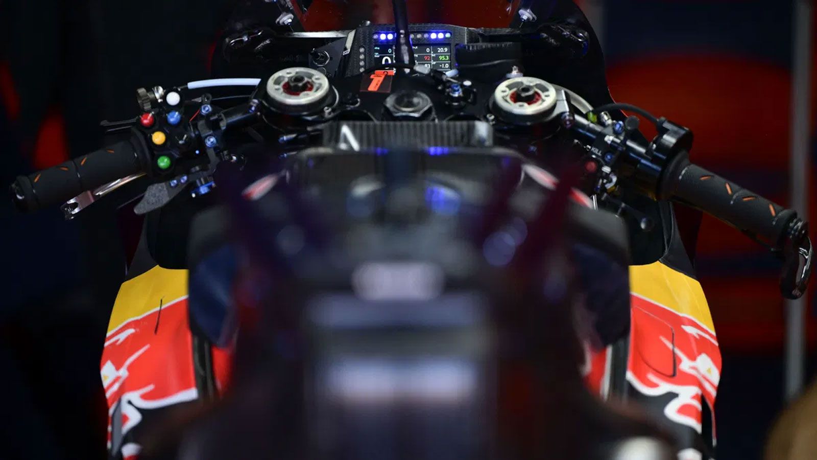 Όπως τονίζει ο Neumeister, ένας επενδυτής που θα μπορούσε να καλύψει «το 30% των λειτουργικών δαπανών» θα ήταν ευπρόσδεκτος, αλλά σε καμία περίπτωση δ