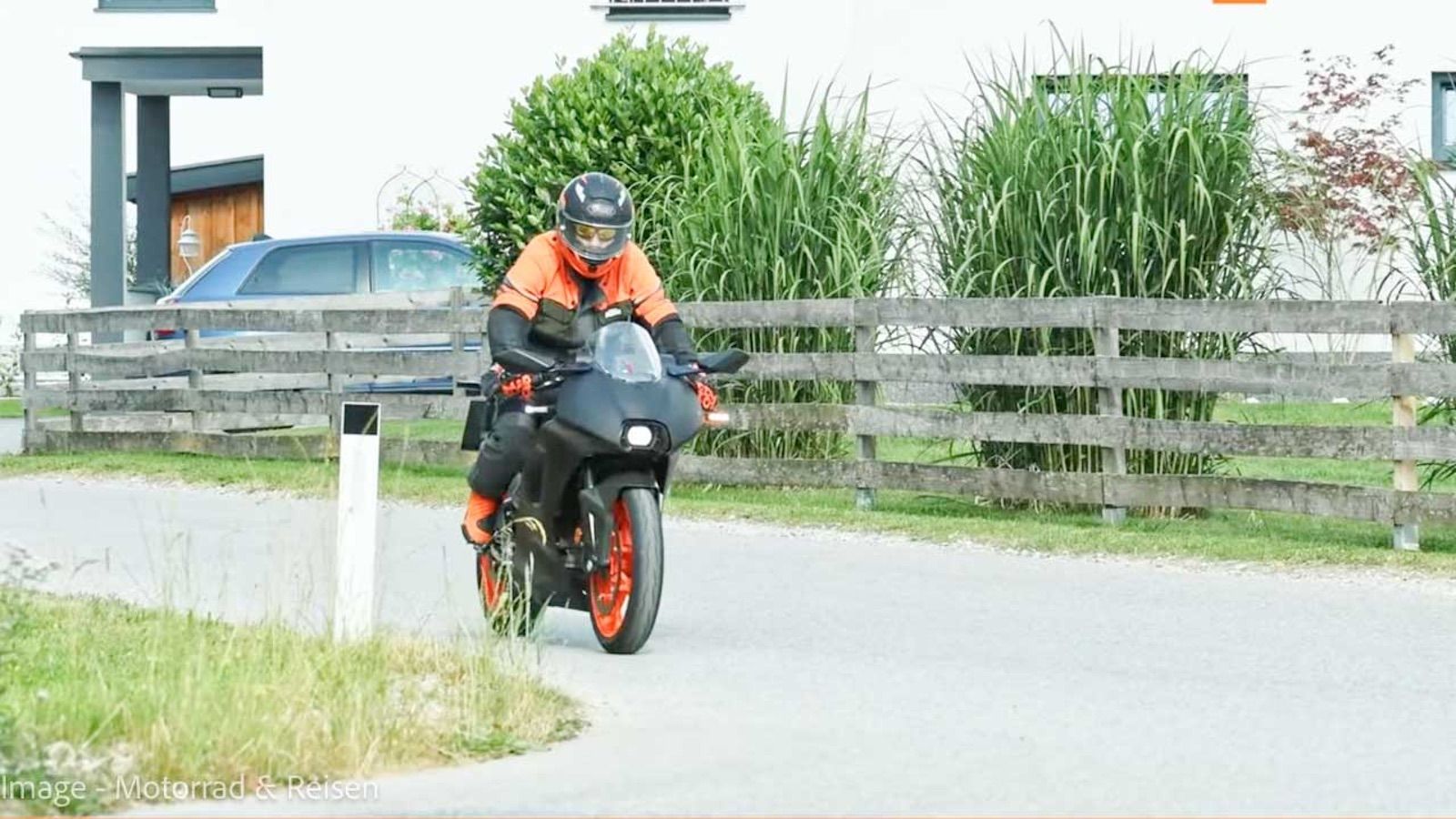 KTM RC 390: Ο φακός την «τσάκωσε» πιο επιθετική με καινούργια εξάτμιση και φαίρινγκ