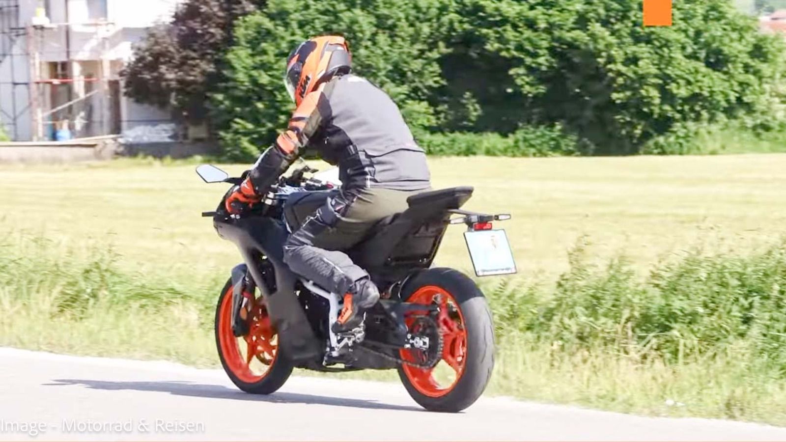 KTM RC 390: Ο φακός την «τσάκωσε» πιο επιθετική με καινούργια εξάτμιση και φαίρινγκ