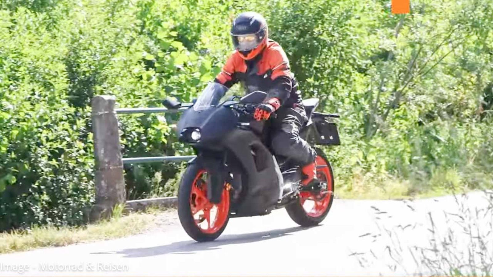 KTM RC 390: Ο φακός την «τσάκωσε» πιο επιθετική με καινούργια εξάτμιση και φαίρινγκ