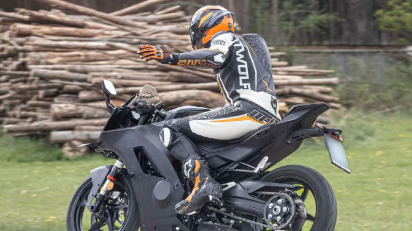 Σύμφωνα με τα έγγραφα, το μεταξόνιο μειώνεται στα 1.360 mm, δέκα χιλιοστά μικρότερο από το SR-S, δείχνοντας μεταφορά βάρους προς τον εμπρός τροχό και 