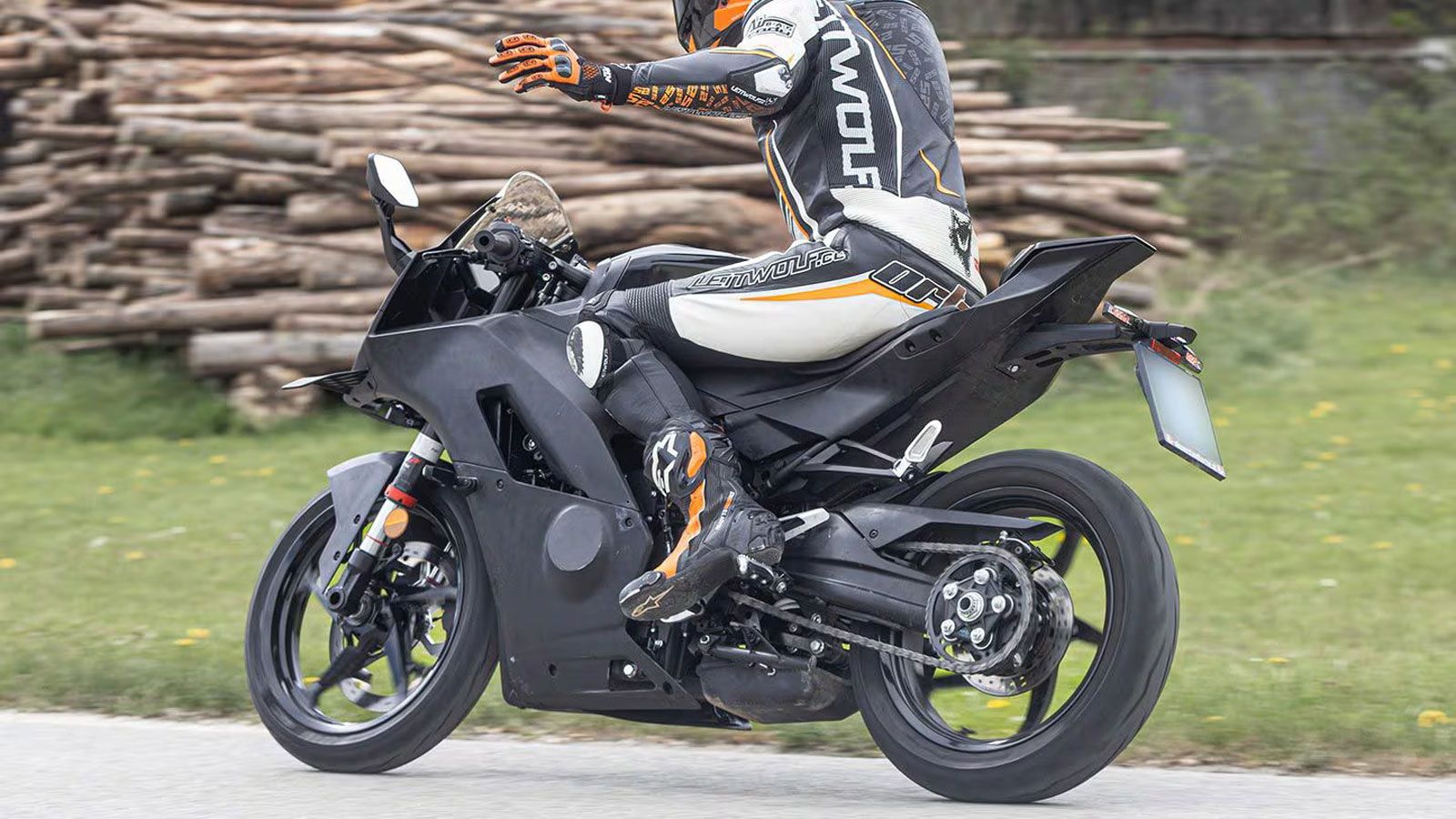 Ωστόσο, οι τελευταίες κατασκοπευτικές φωτογραφίες δείχνουν ότι η KTM επαναφέρει δυναμικά το σχέδιο, με αφορμή την αυξανόμενη ζήτηση για την κατηγορία 