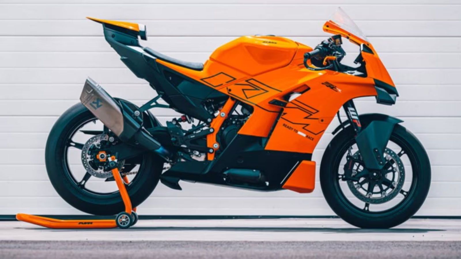 Στην καρδιά της νέας KTM 990 RC R βρίσκεται ο δικύλινδρος LC8c κινητήρας Euro 5+, με απόδοση 130 ίππων στις 9.500 σ.α.λ. και 103 Nm ροπής στις 6.750 σ
