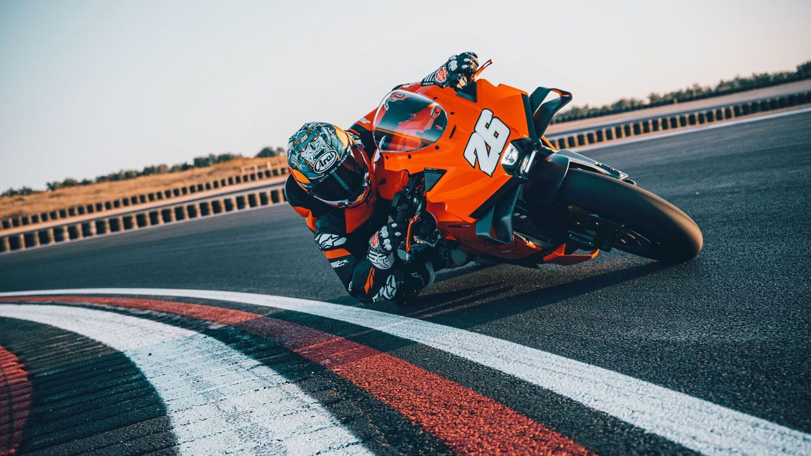 Η KTM 990 RC R δεν είναι απλώς μια νέα sport μοτοσυκλέτα: είναι ο συνδετικός κρίκος μεταξύ της καθημερινής οδήγησης και της εμπειρίας της πίστας, όπως