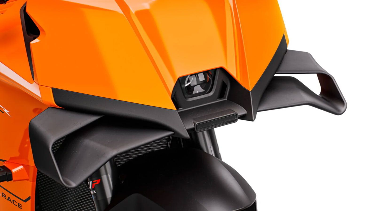 Η εμφάνιση της 990 RC R είναι αναμφίβολα εμπνευσμένη από τη RC16 της MotoGP, με αιχμηρά φαίρινγκ και αεροδυναμικό σχεδιασμό εξελιγμένο σε αεροσήραγγα.