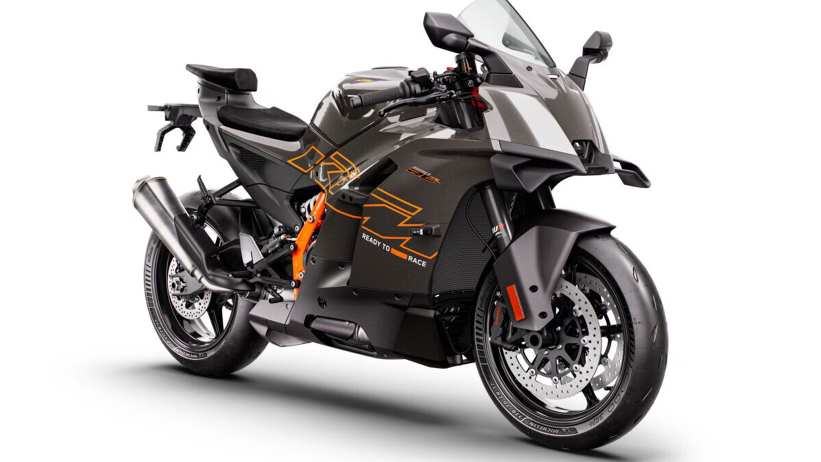 Το σύστημα φρένων διαθέτει Brembo HyPure δαγκάνες με δίσκους 320 mm, ενώ η οθόνη TFT αφής 8,8 ιντσών προσφέρει πλήρη συνδεσιμότητα και επιλογή ανάμεσα