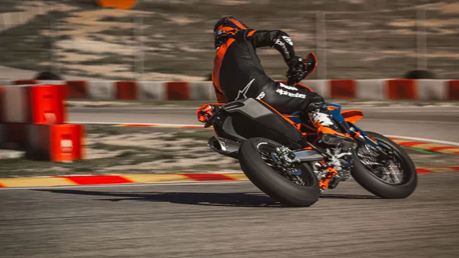 Και τα δύο μοντέλα υποστηρίζουν πλήρως τη γκάμα KTM PowerParts και KTM PowerWear, δίνοντας τη δυνατότητα στους ιδιοκτήτες να εξατομικεύσουν τη μοτοσυκ