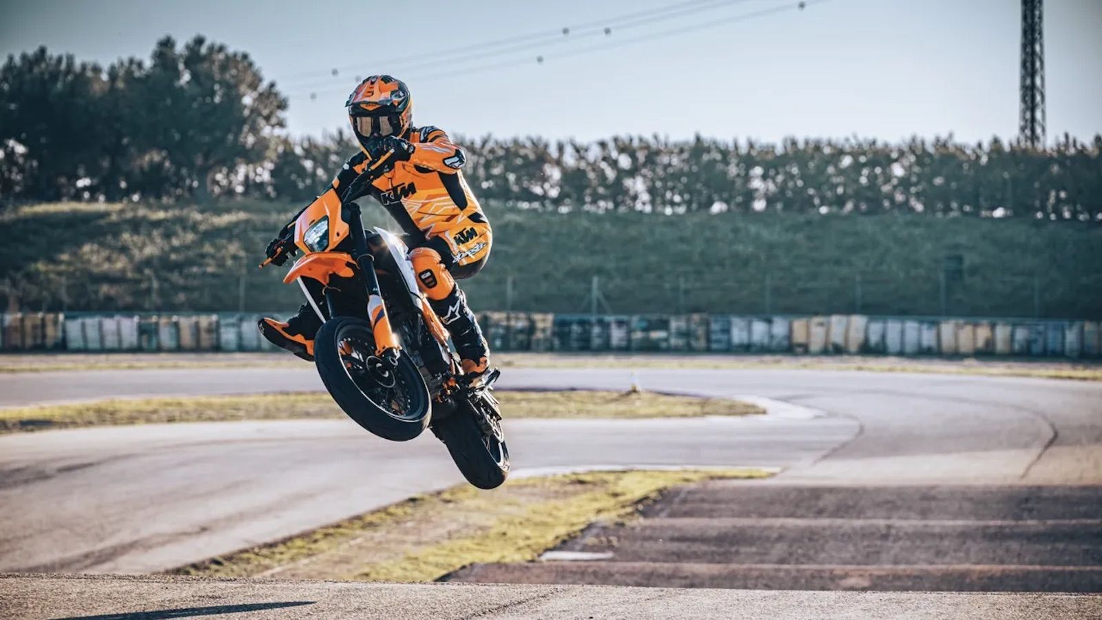 Νέα KTM 125 και 390 SMC R: Έρχονται για να φουντώσουν τη φωτιά στην κατηγορία supermoto