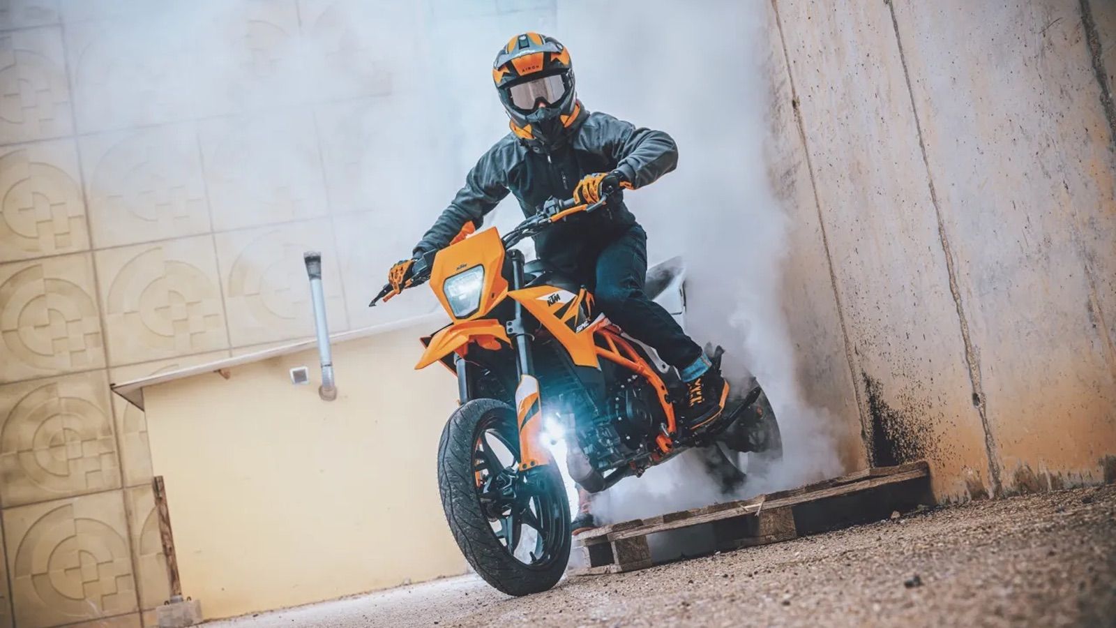 Νέα KTM 125 και 390 SMC R: Έρχονται για να φουντώσουν τη φωτιά στην κατηγορία supermoto