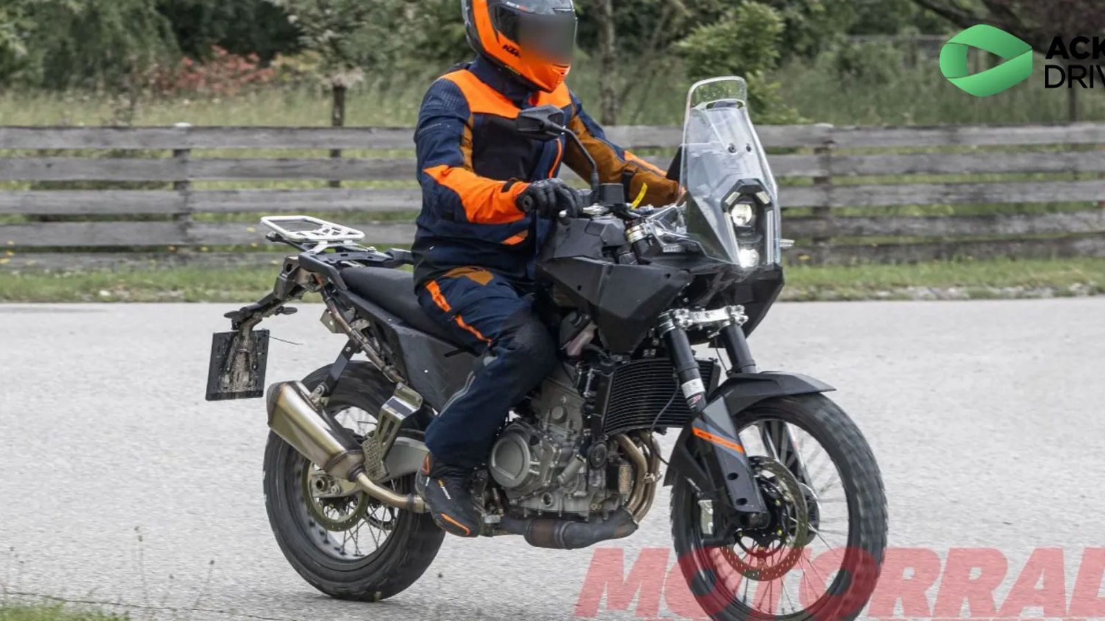 Tο 790 Adventure δανείζεται φωτιστικά στοιχεία από το μικρότερο 390 Adventure