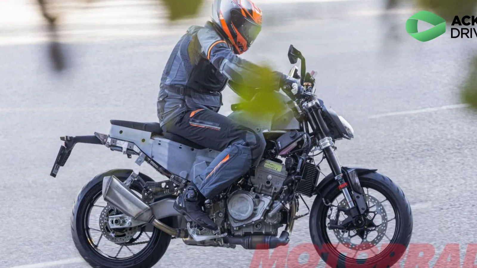 Το 790 Duke δείχνει πιο αιχμηρό και δυναμικό, πλησιάζοντας εμφανισιακά το 890 Duke