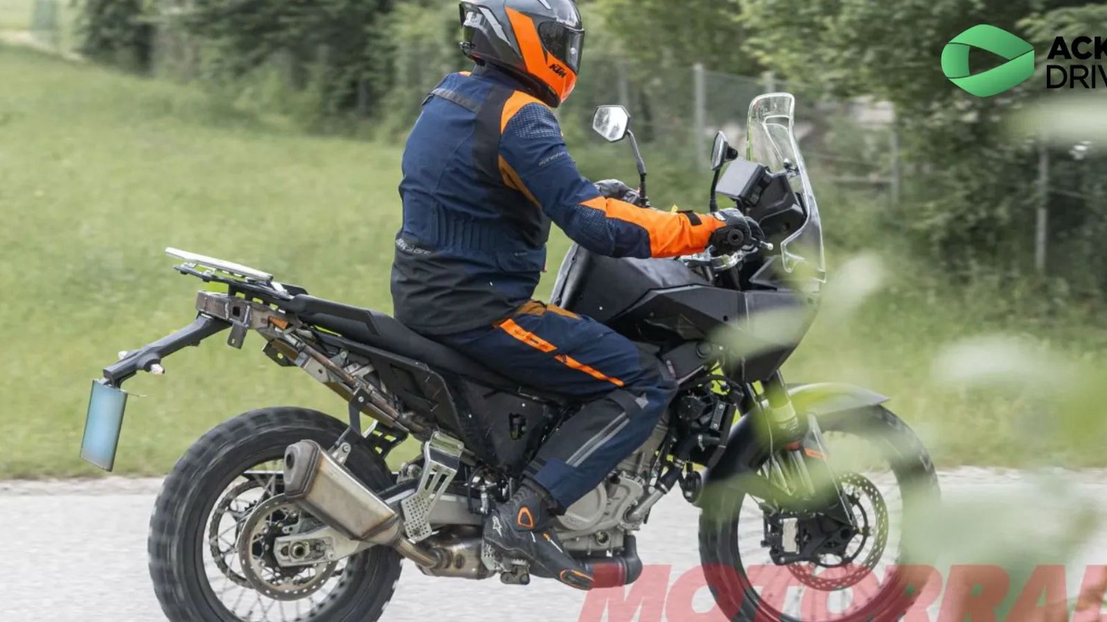 Οι πρώτες κατασκοπευτικές εικόνες αποκαλύπτουν ότι και τα δύο μοντέλα δέχονται αλλαγές στη σχεδίαση, με εμφανή έμφαση στο εμπρός μέρος.