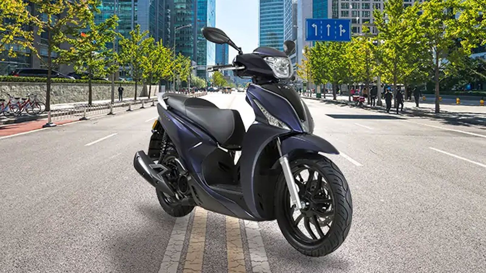 Στην κατηγορία των scooter που ξεφεύγουν από τα 125 κυβικά, το Kymco People S200i ξεχωρίζει με τον συνδυασμό δύναμης και οικονομίας. Εξοπλίζεται με το