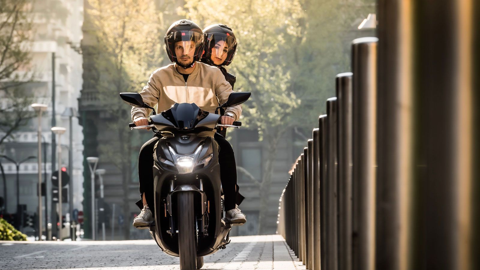 Αποδίδει 11,2 hp και 10,6 Nm ροπή, τιμές που, μαζί με το χαμηλό βάρος των 122 kg, χαρίζουν ζωηρές επιταχύνσεις στα φανάρια και άνετο ταξίδι στον περιφ