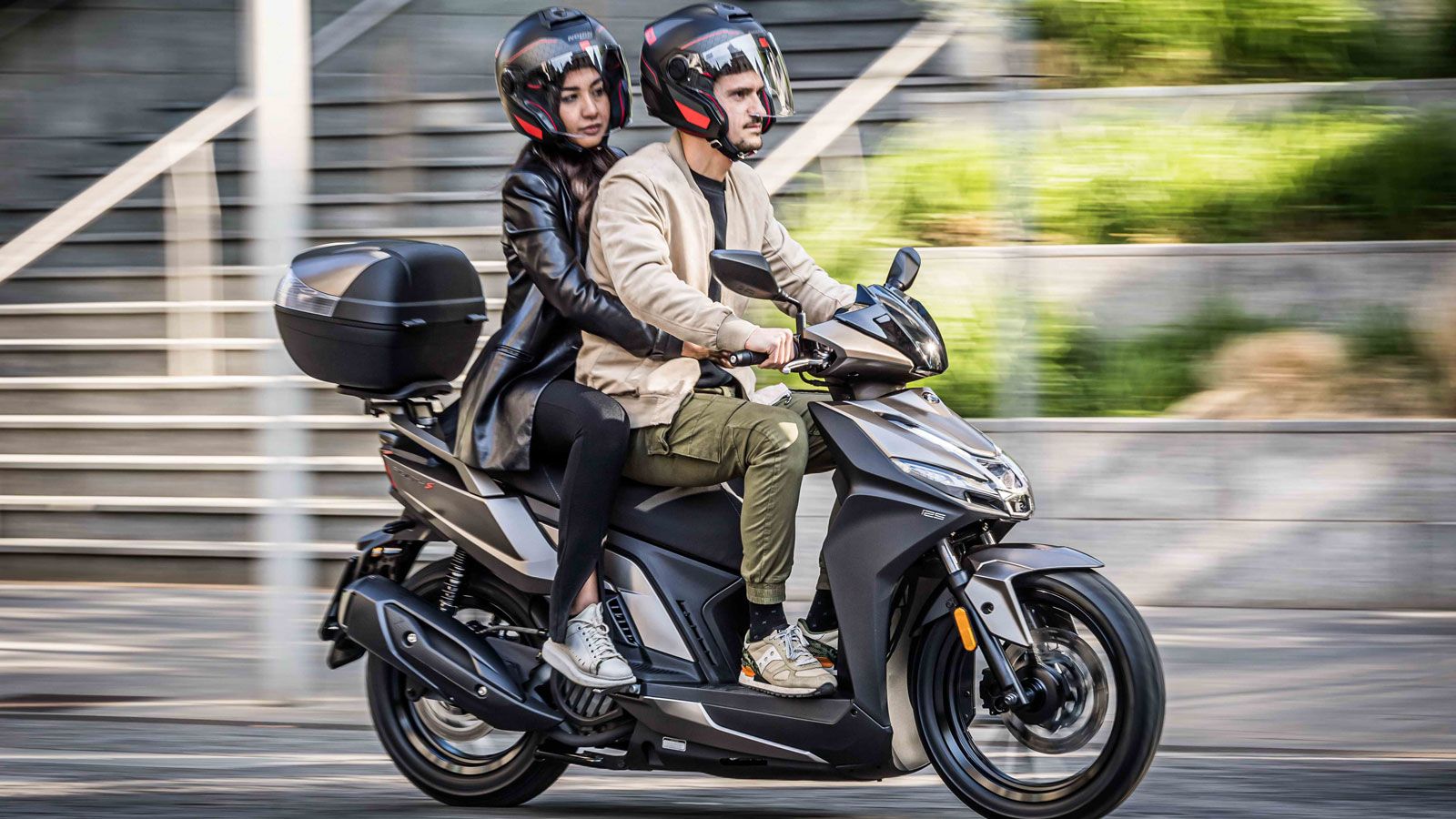 Το Kymco Agility S 125i Euro5+ φορά τον φρέσκο μονοκύλινδρο των 125 cc που γνωρίσαμε στο Skytown, με ασύμμετρο εκκεντροφόρο  όπου συνδυάζει επιδόσεις 